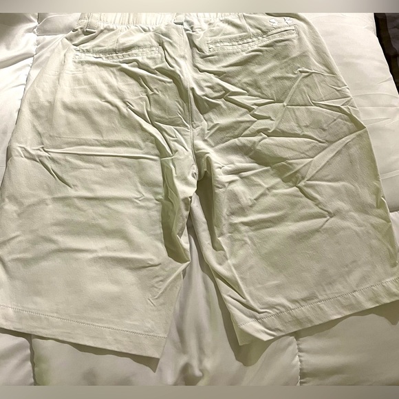 UNDER ARMOUR men’s white shorts, size 30, wrinkle due to folding, pre-loved - Picture 2 of 7